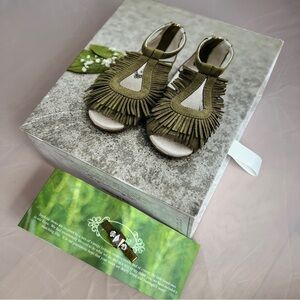 Joyfolie Delia Olive Green Fringe Sandals Girls Size 10 + Hair Clips NEW